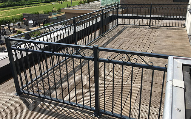 Balkonhekwerk op een houten vlonder op het dakterras van een woning. 