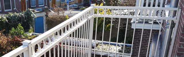 Lada Egyptische Verouderd Maatwerk balkonhek in Den Haag | Een schitterend wit balkonhek op maat!