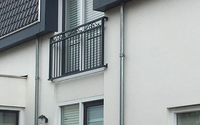 Frans balkonhek in de kleur antraciet voor openslaande deuren op de eerste verdieping. 