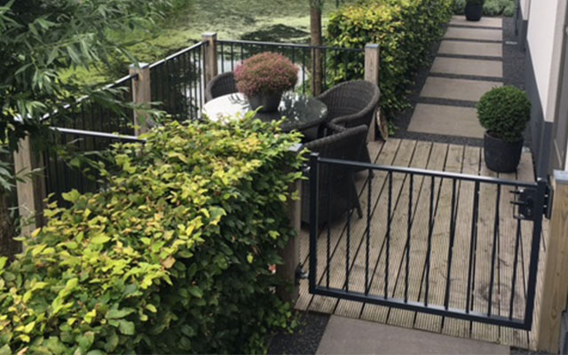 Looppoort voor toegang tot het terras aan het water met sluiting in de kleur antraciet RAL7016.