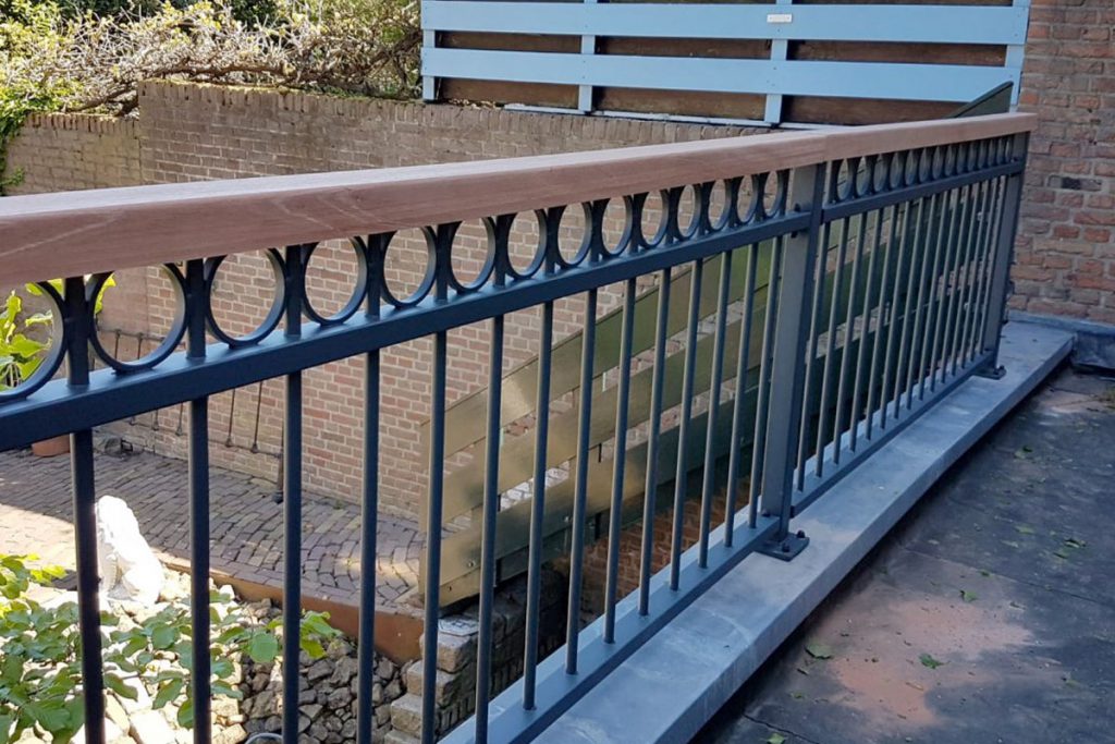 balustrade met houten railing