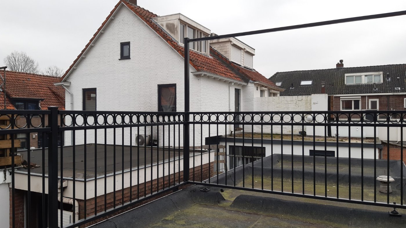 Zwartgrijs balkonhekwerk A01 rond een dakterras in Tilburg