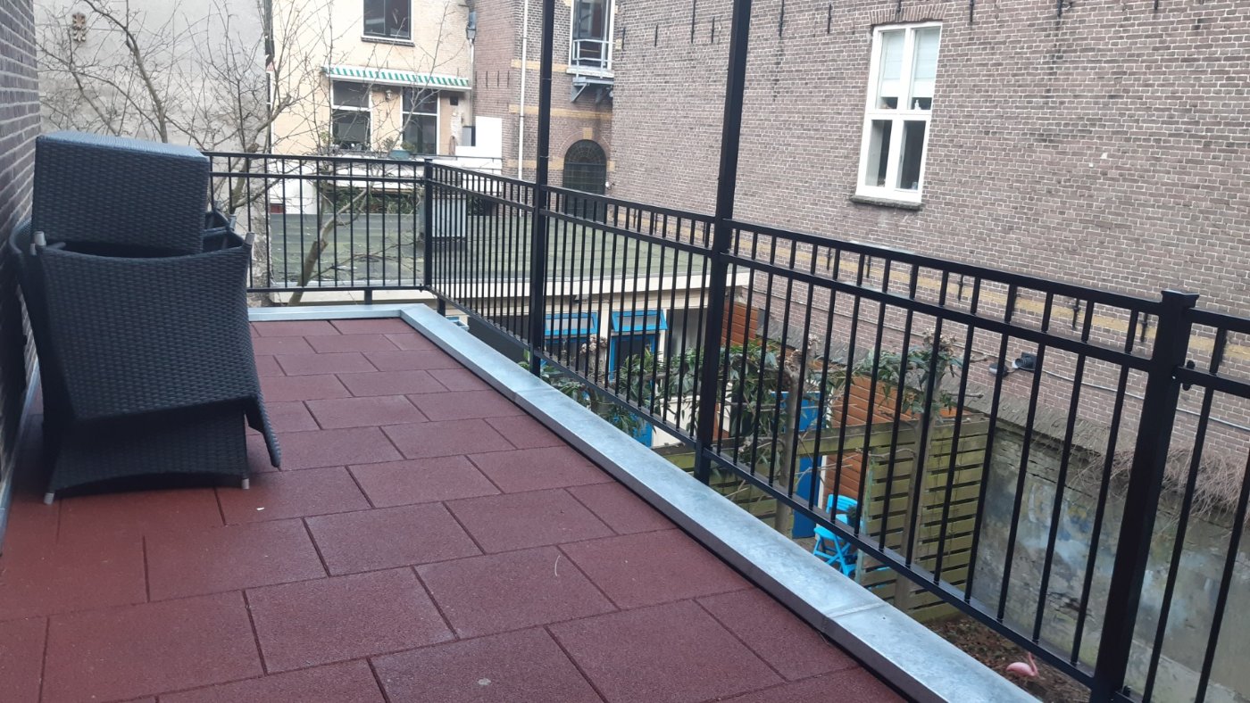 Zwart balkonhekwerk A02 in hoogglans rond een dakterras in Gouda