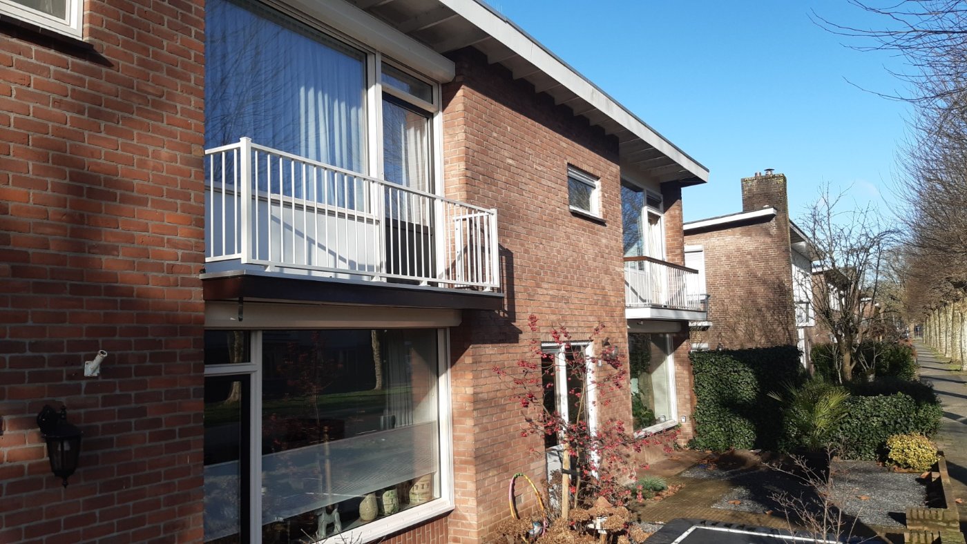 Cremewit balkonhek op het balkon van een jaren zestig woning in Zevenaar