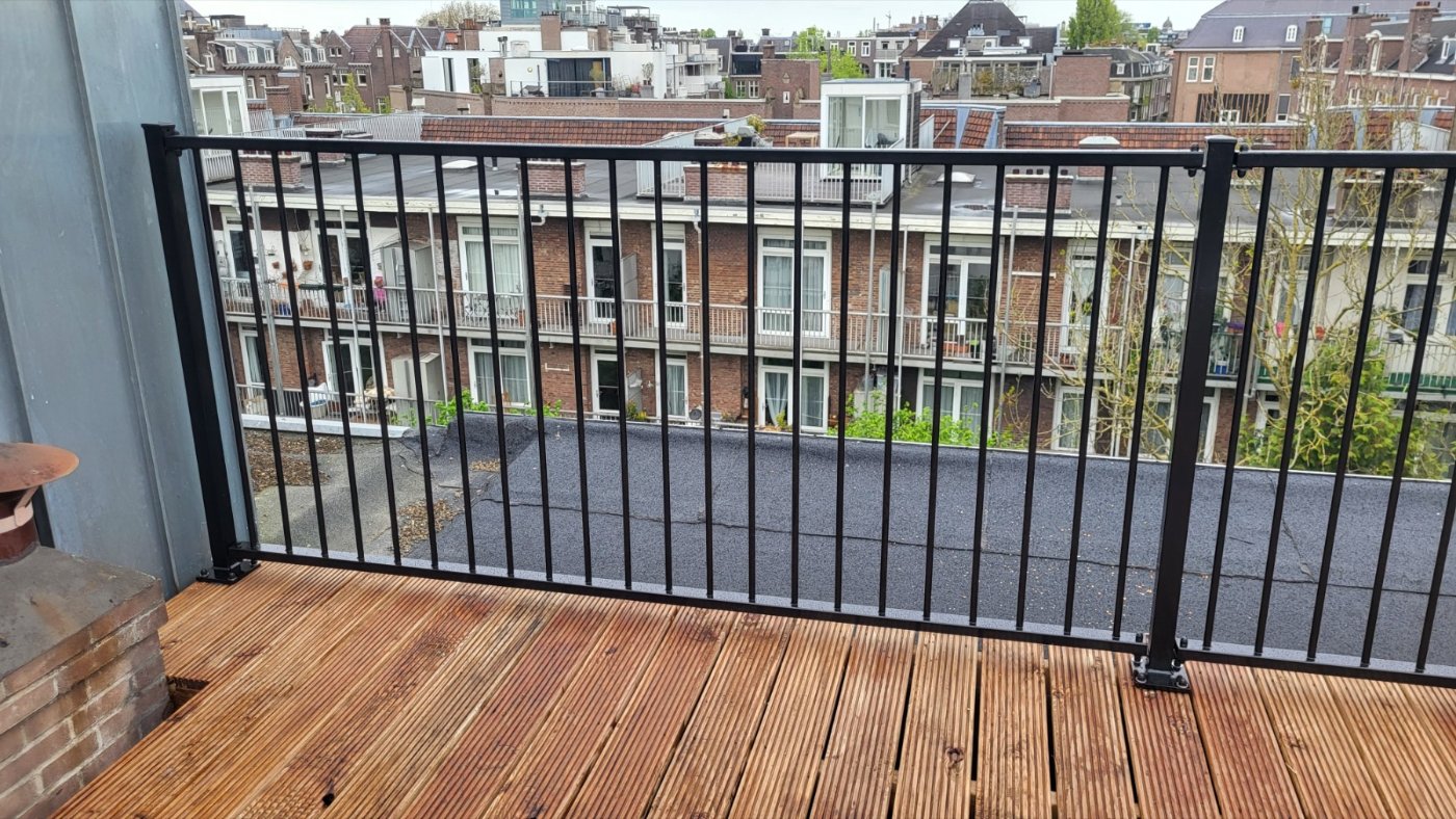 Het hekwerk loopt rond het hele dakterras met uitzicht over de stad