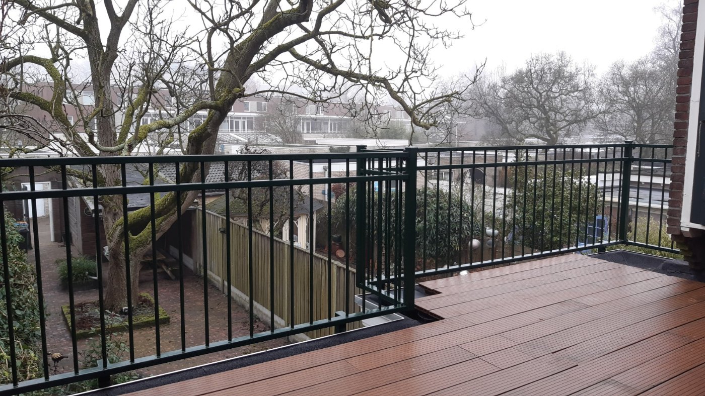 Het balkonhekwerk volgt de rand van het dakterras in Tilburg