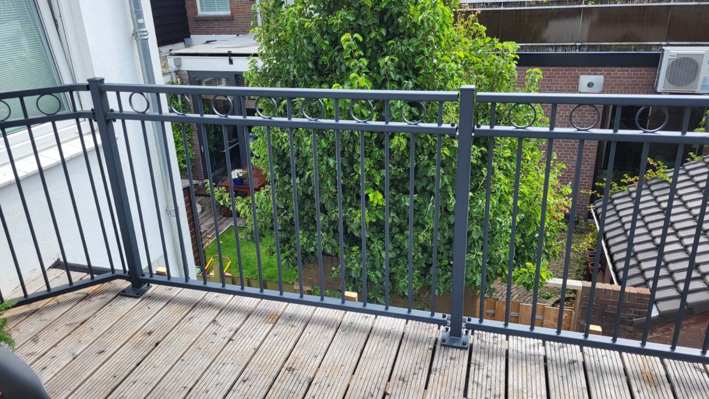 Balustrade model A06 met sierringen in RAL 7016 structuurlak op een dakterras in Voorburg