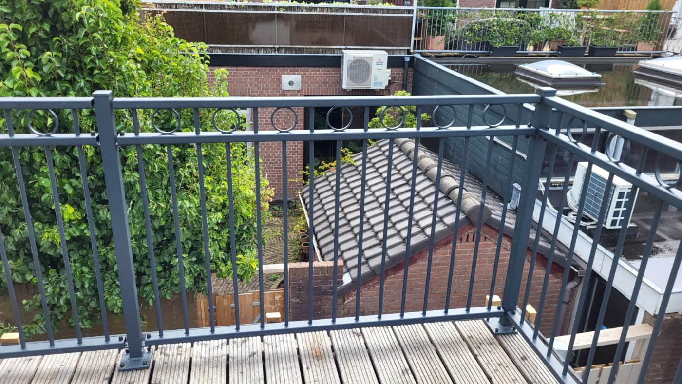 Hoek van het dakterras met de stalen balustrade in antracietgrijs