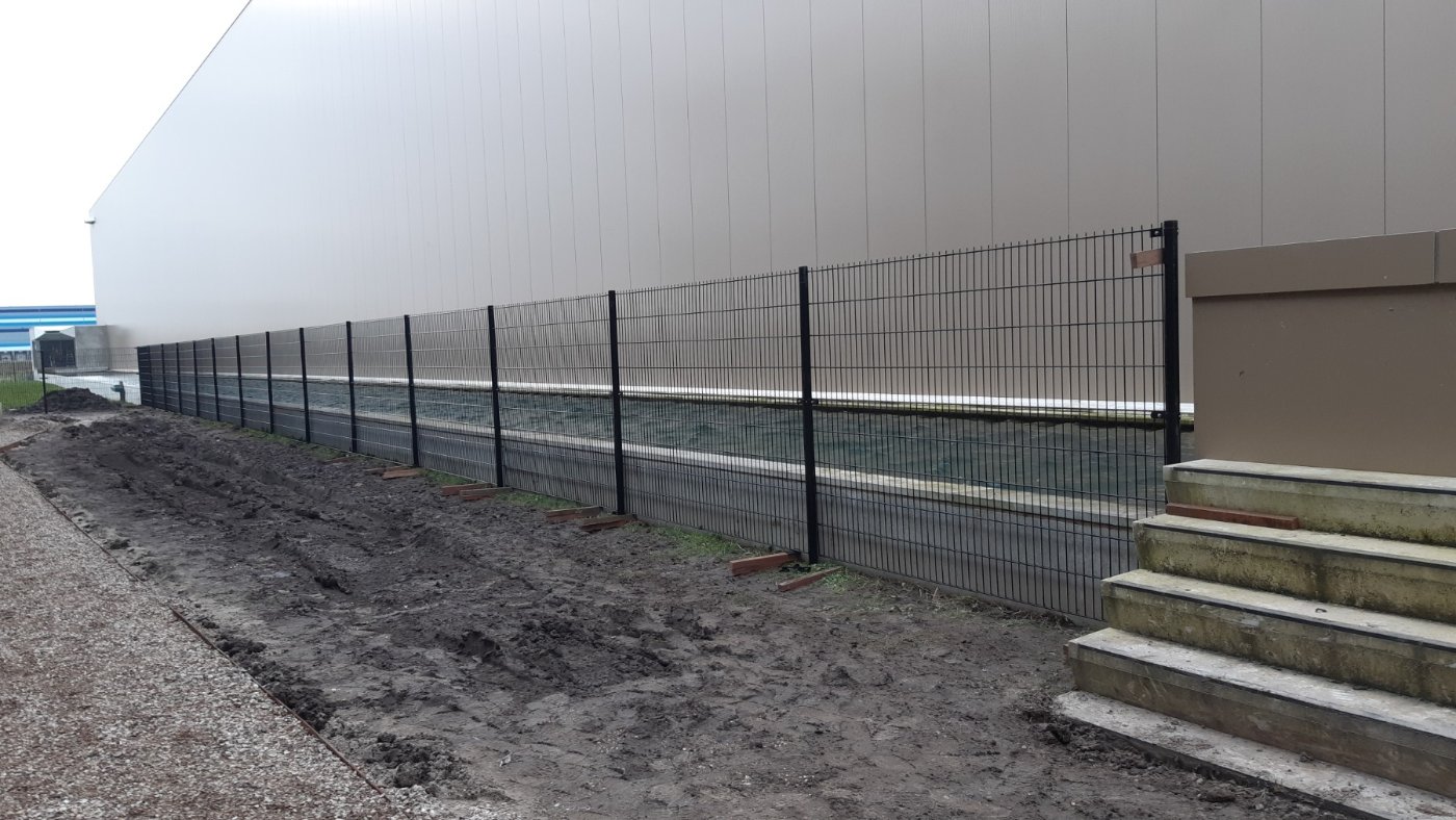 Lange rechte lijn dubbelstaafmat langs de gevel van het pand