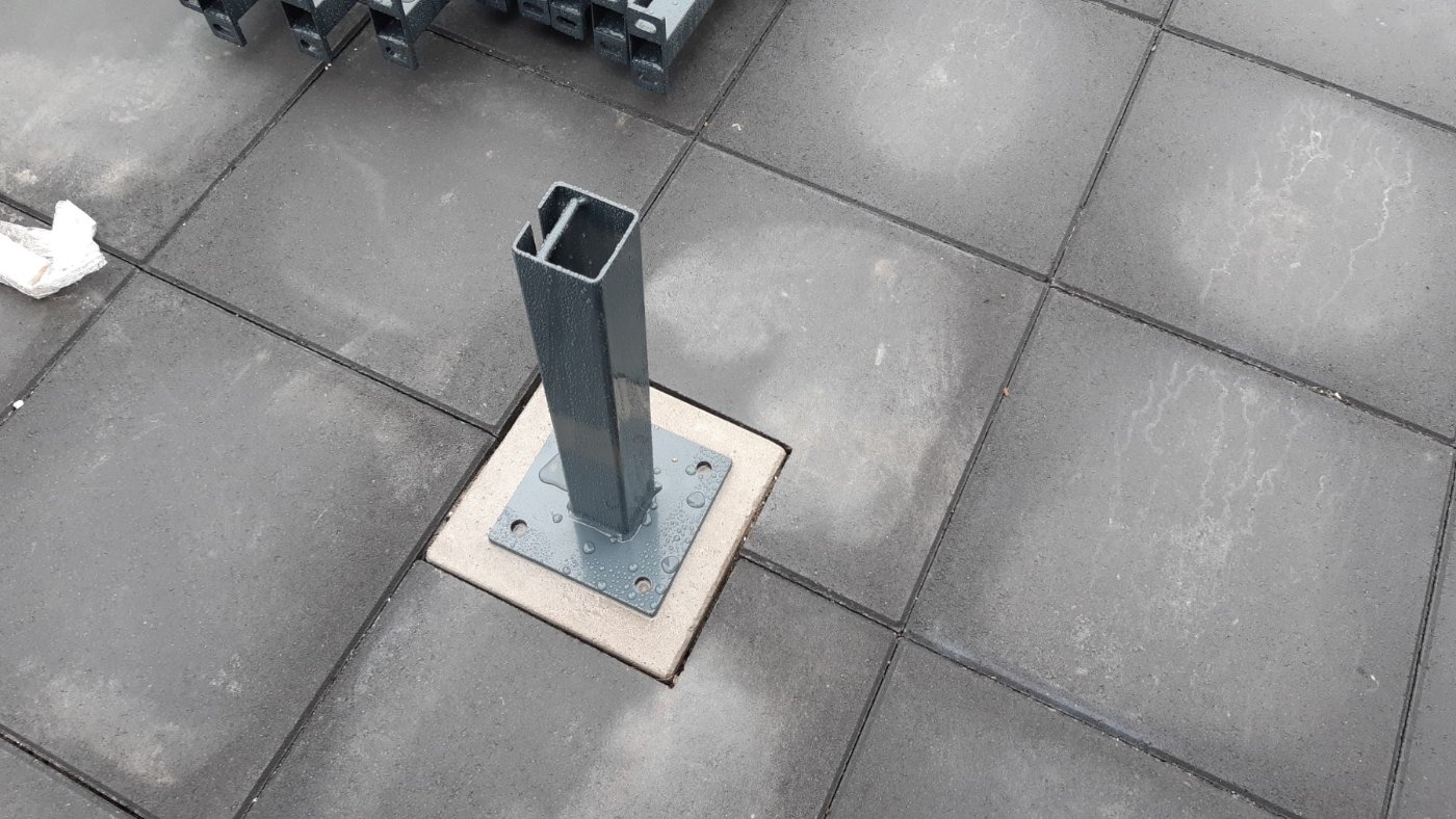 Staander van de fietsenstalling op een vooraf geplaatste betonpoer