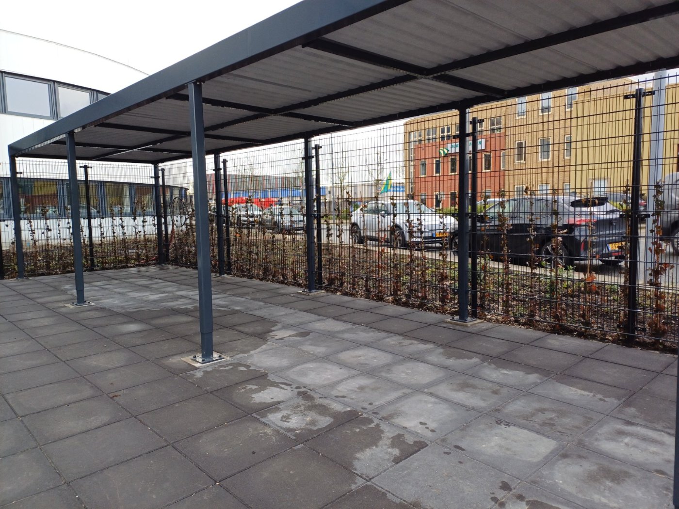 Binnenkant van de langere fietsenstalling met open voorzijde
