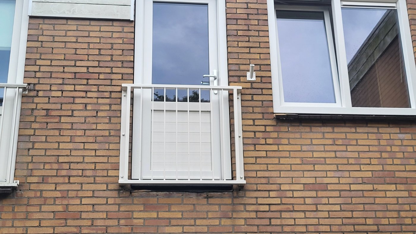 Het Franse balkon in de gevel gezien vanaf straatniveau