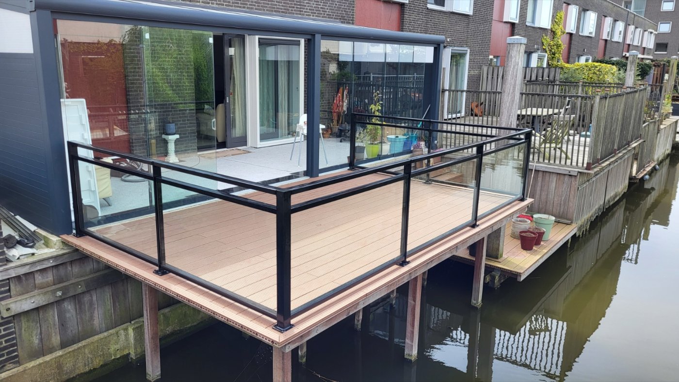 Glazen balustrade G10 rond een terras aan het water in Den Haag