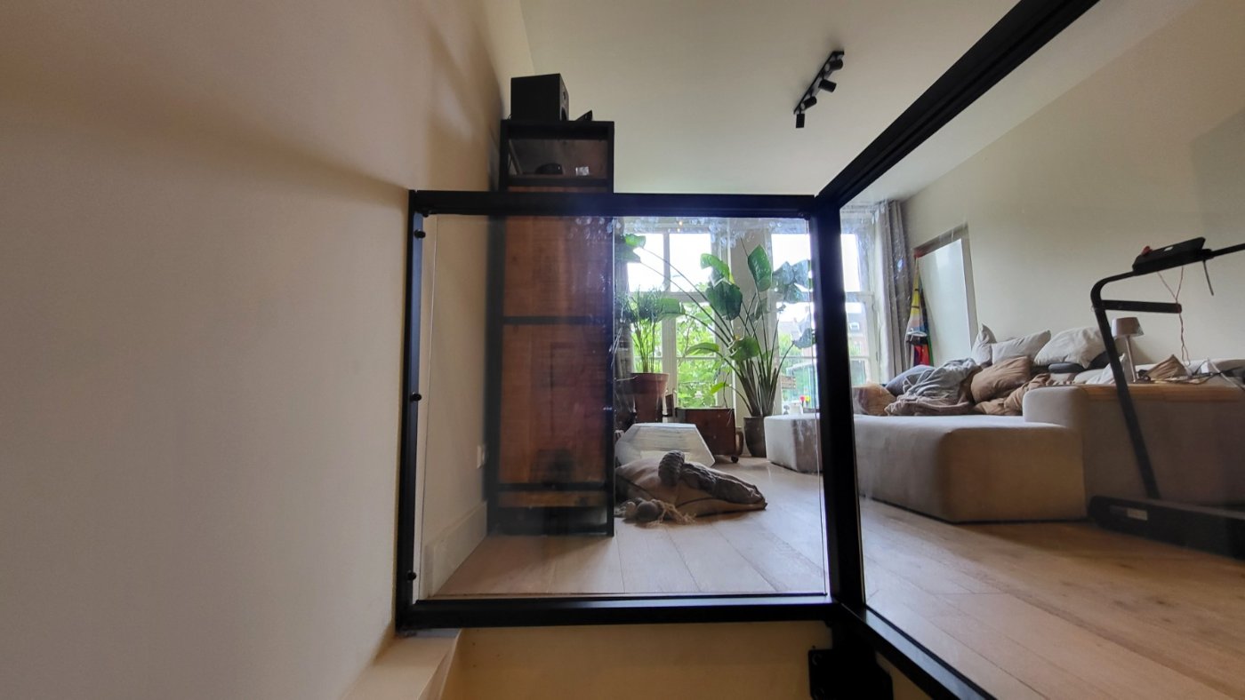 Glazen balustrade model G07 rond een trapgat in een Amsterdamse woonkamer