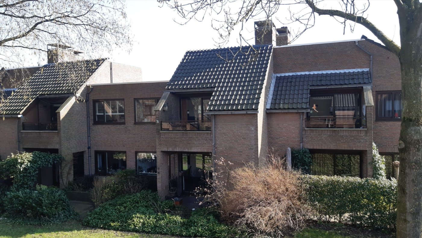 Overzicht van het complex waar alle balkons een glazen balustrade kregen