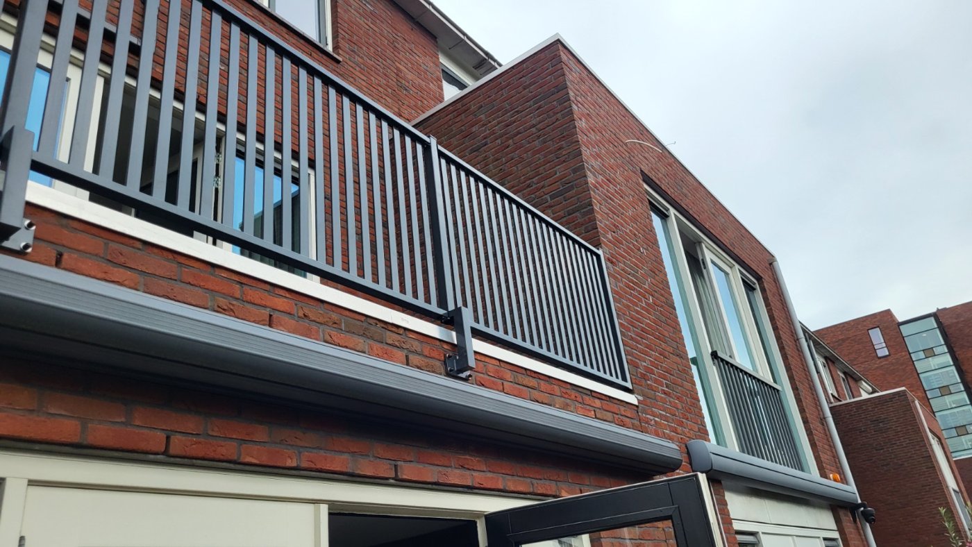 Lamellenhekwerk S02 in RAL 7016 op een dakterras van een moderne woning in Bergschenhoek