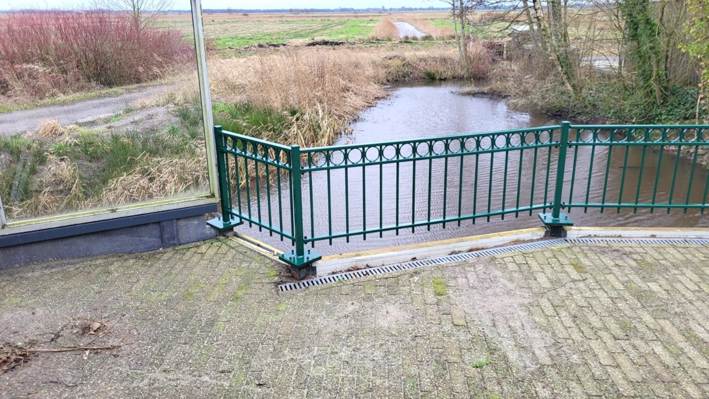 Mosgroen sierhekwerk A01 langs een terras aan het water in Hellum
