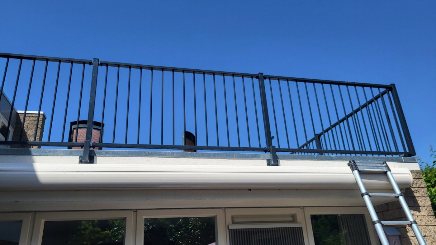 Balustrade van staal in RAL 7016 langs de volledige rand van het dakterras