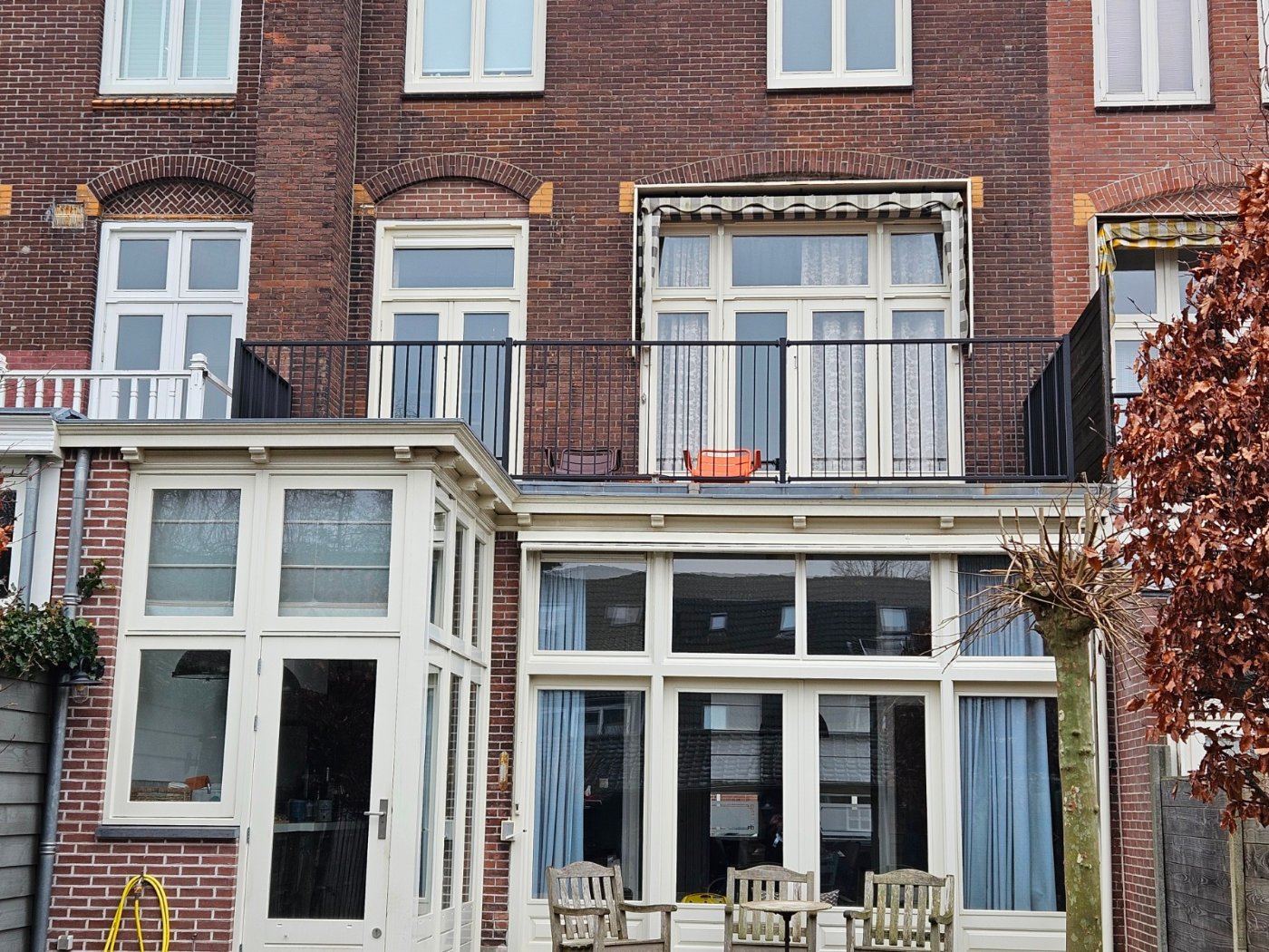 Zwart striphekwerk S01 op het balkon van een woning in Haarlem