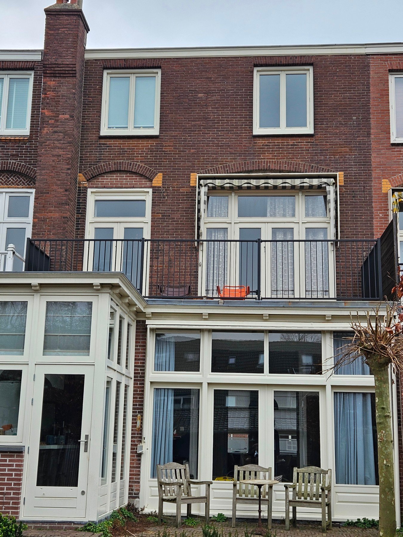 Het balkon met striphekwerk gezien vanaf de tuinzijde