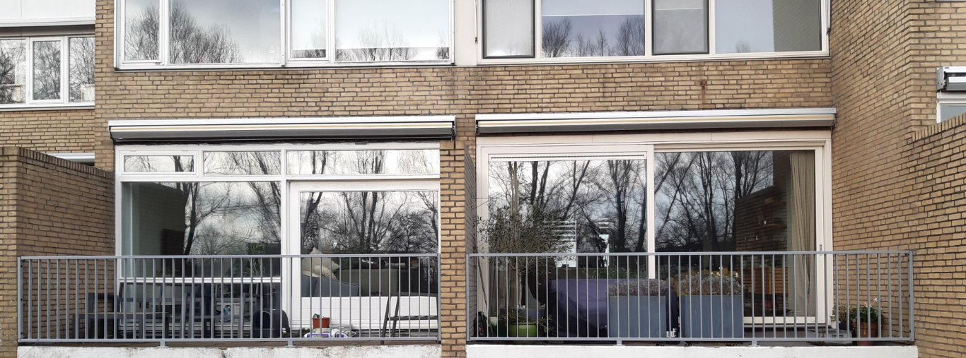 Twee naast elkaar gelegen balkons in Noordwijk met identiek striphekwerk in RAL 7045