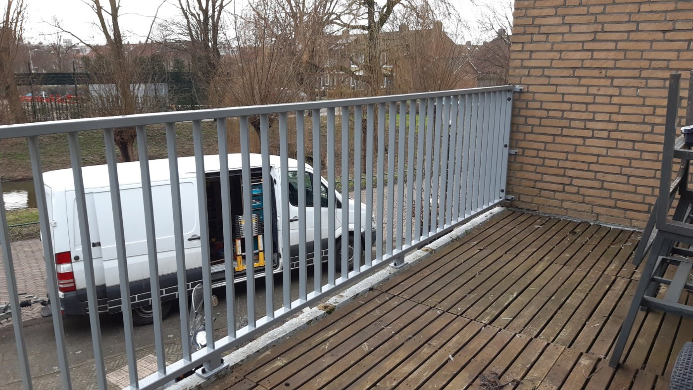 Het striphekwerk gezien vanaf het balkon, met uitzicht over het groen