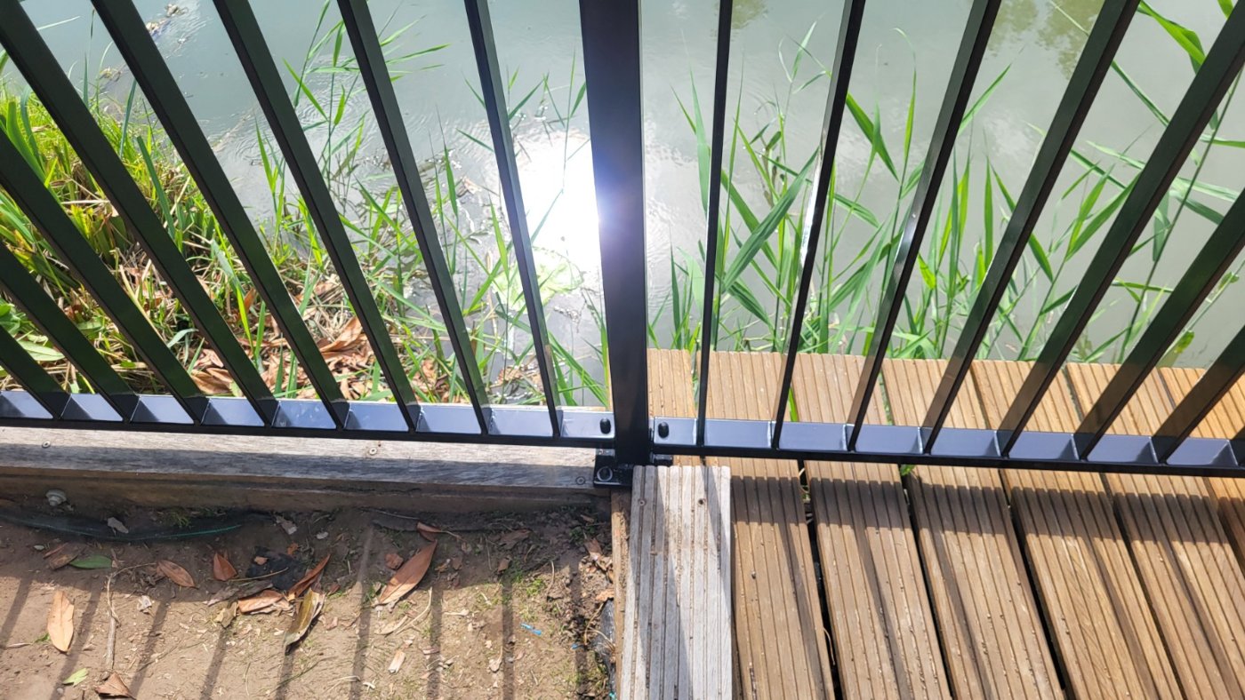 Detail van de platte stalen strippen van model S01 met zicht op het water