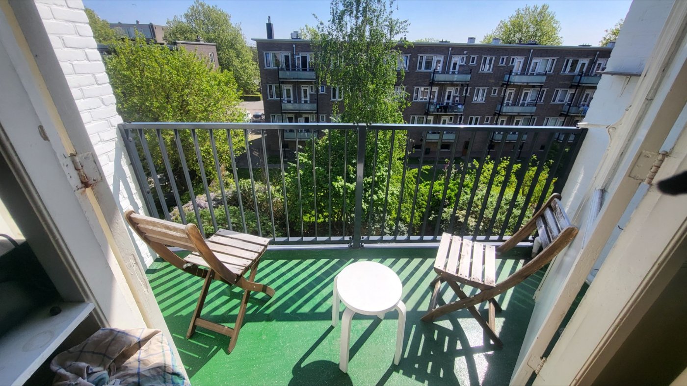 Striphekwerk S01 in antraciet rond een balkon in Rotterdam