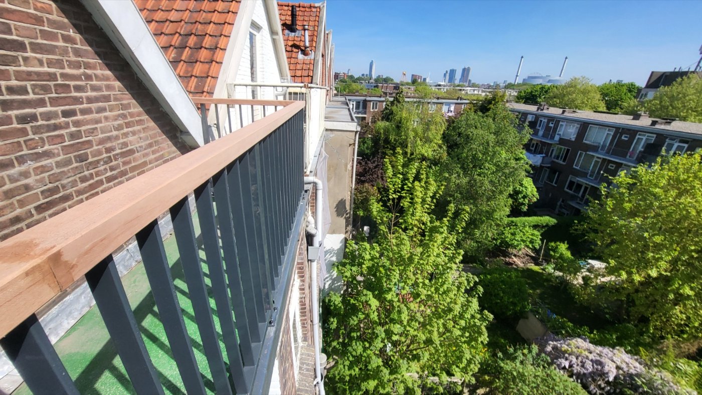 De hardhouten handregel boven op het striphekwerk