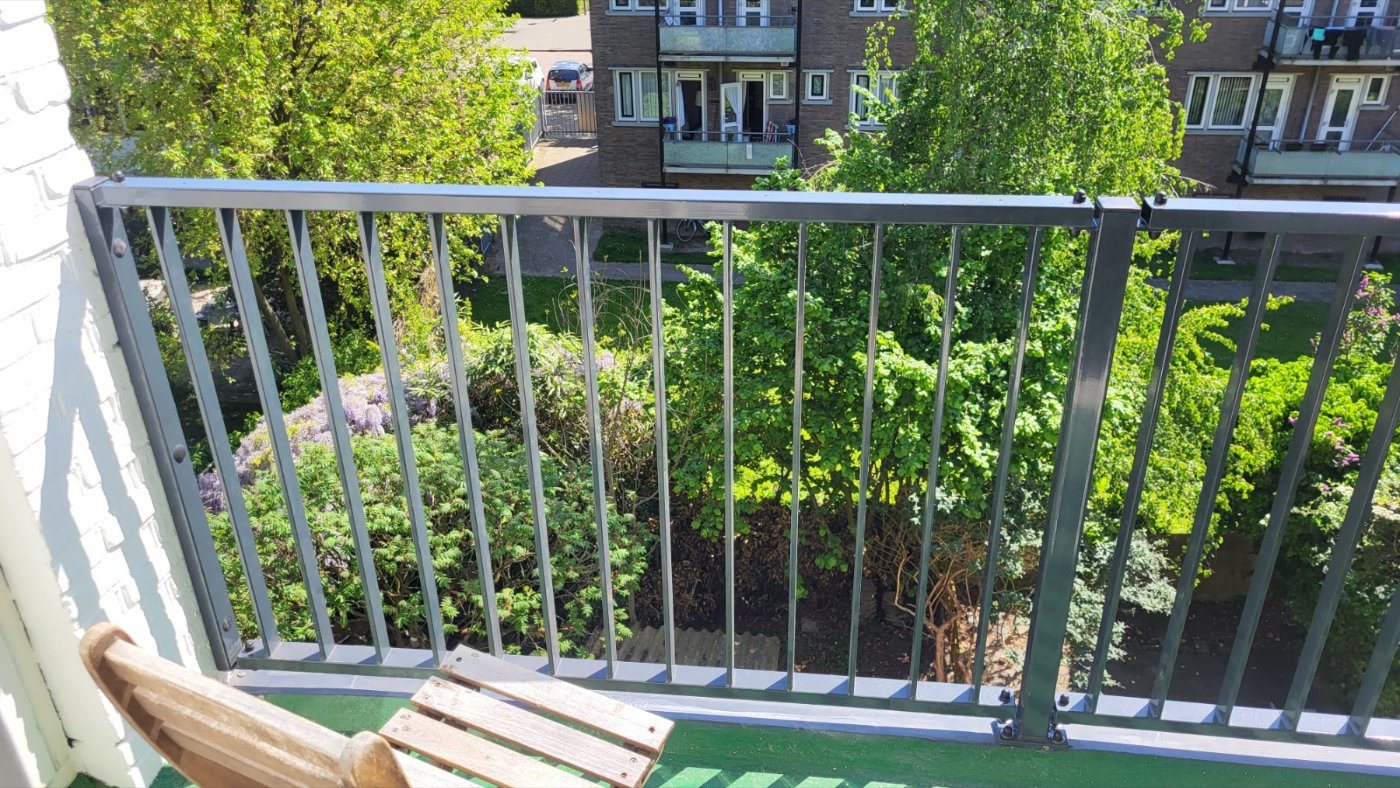 Het striphekwerk volgt de rand van het balkon