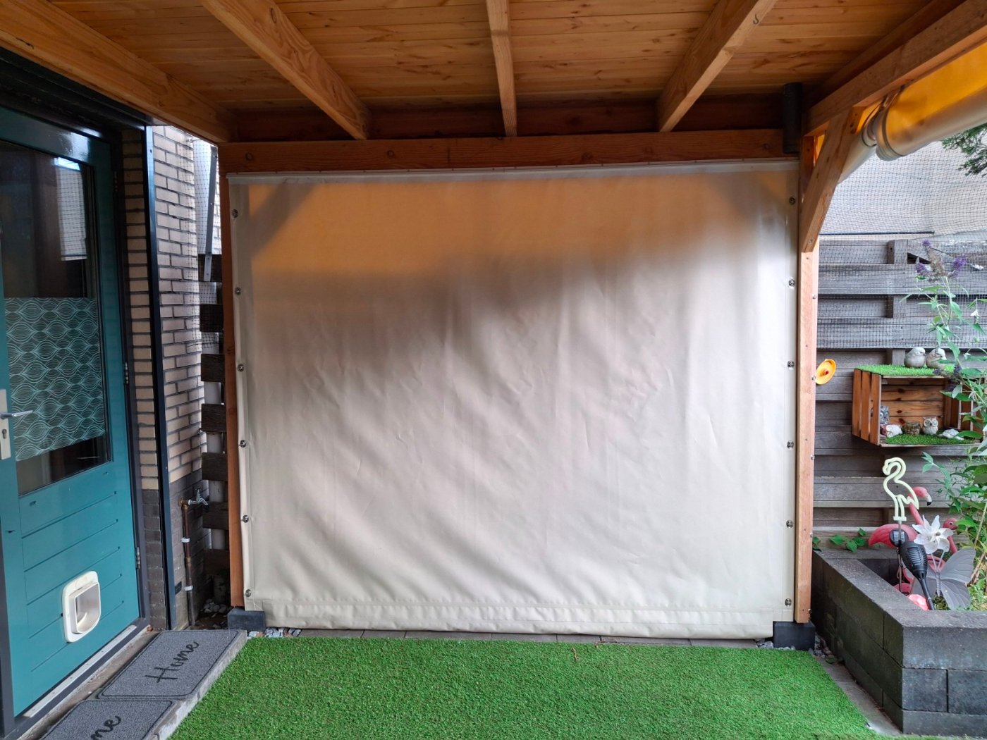 Zijzeil zonder raam dat de veranda volledig sluit