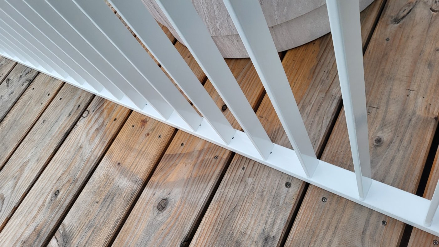 Detail van de platte strippen en de onderregel op de houten vlonder