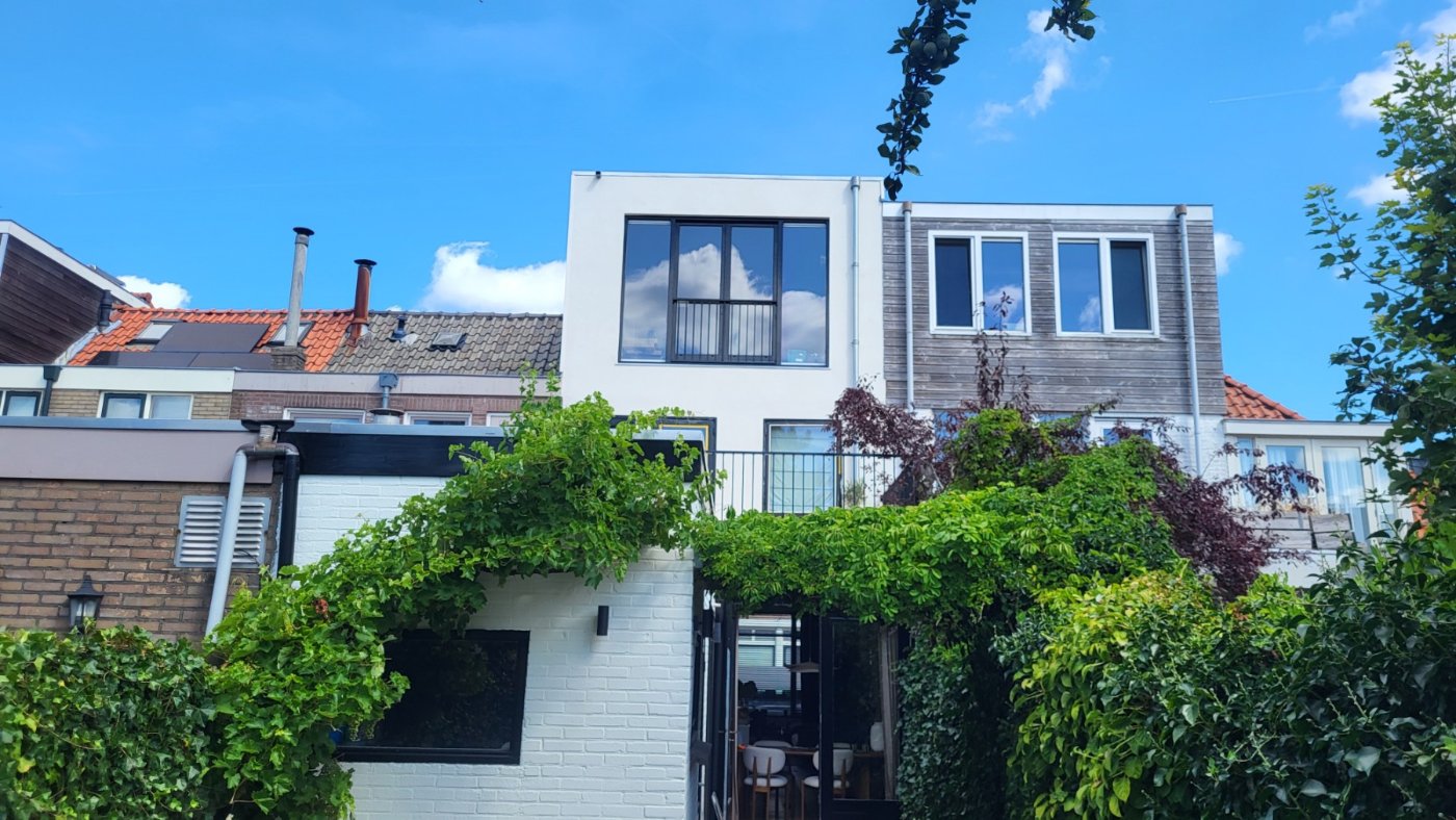 Achtergevel in Haarlem met dakterrasbalustrade en een Frans balkon in RAL 9005