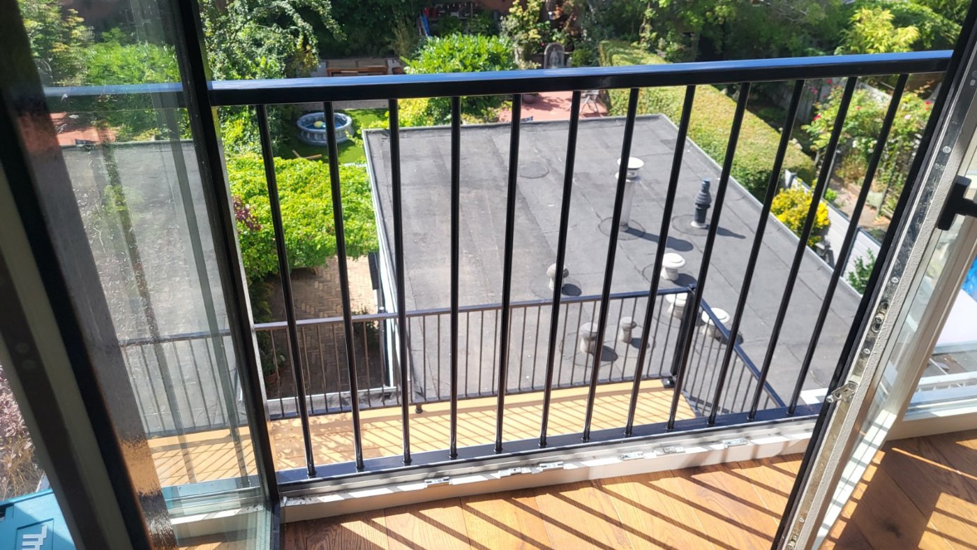 Frans balkon model A03 in RAL 9005 op de tweede verdieping