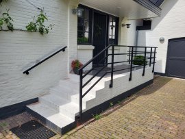 Leuningwerk bij voordeur