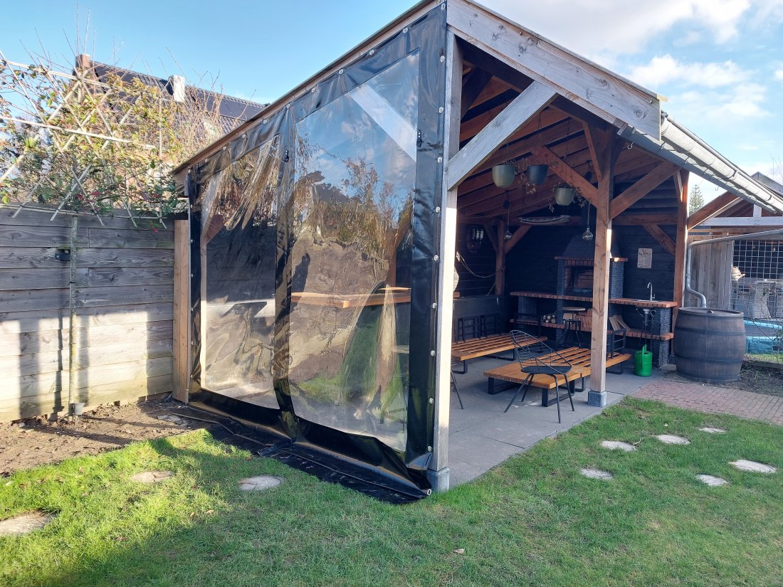 Overkapping met verandazeilen rondom