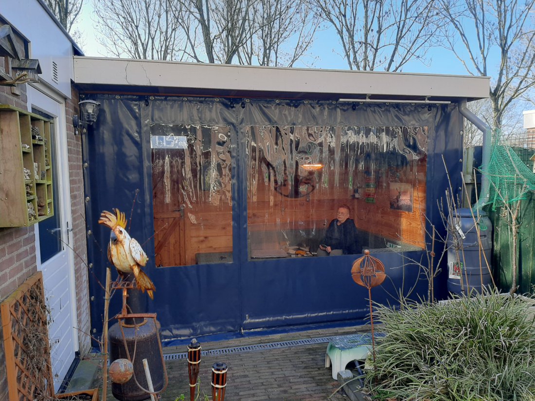 Verandazeil rondom een overkapping in de tuin