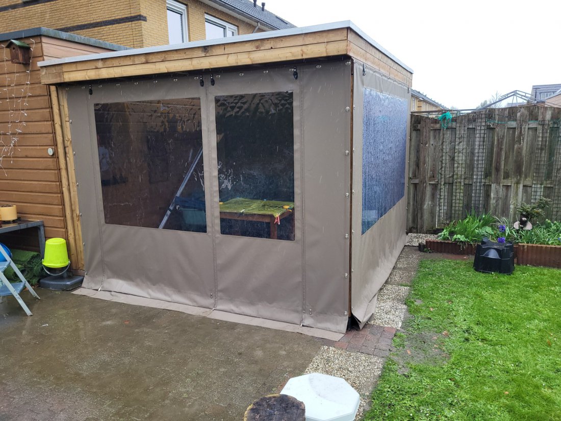 Verandazeil bevestigen aan een overkapping