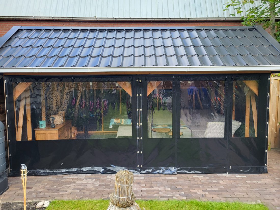 Verandazeil aan een houten overkapping