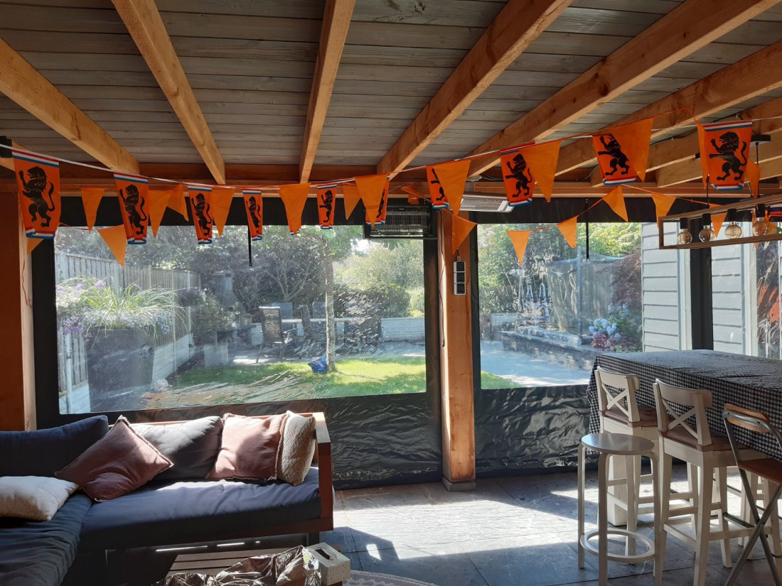 Uitzicht door het raam van een verandazeil