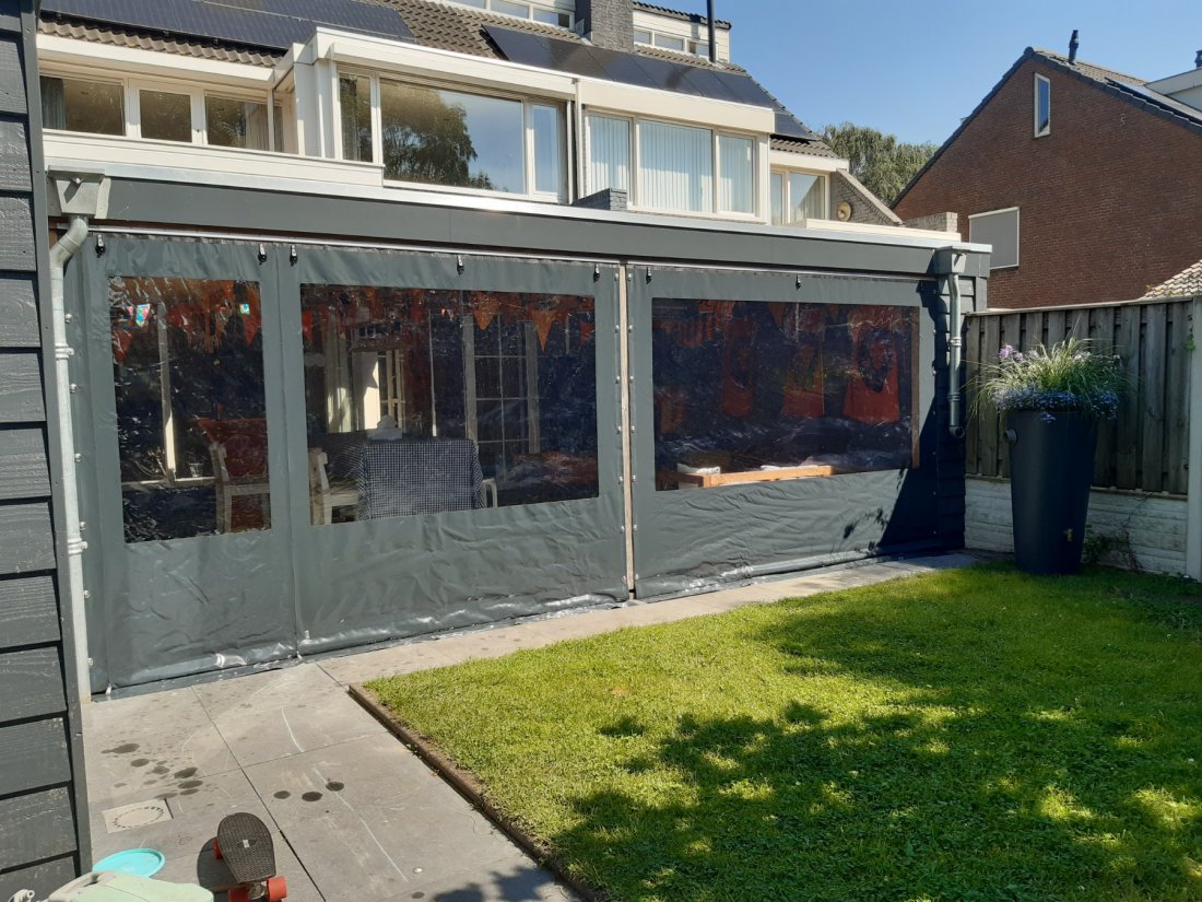 Verandazeil met deur en transparante panelen
