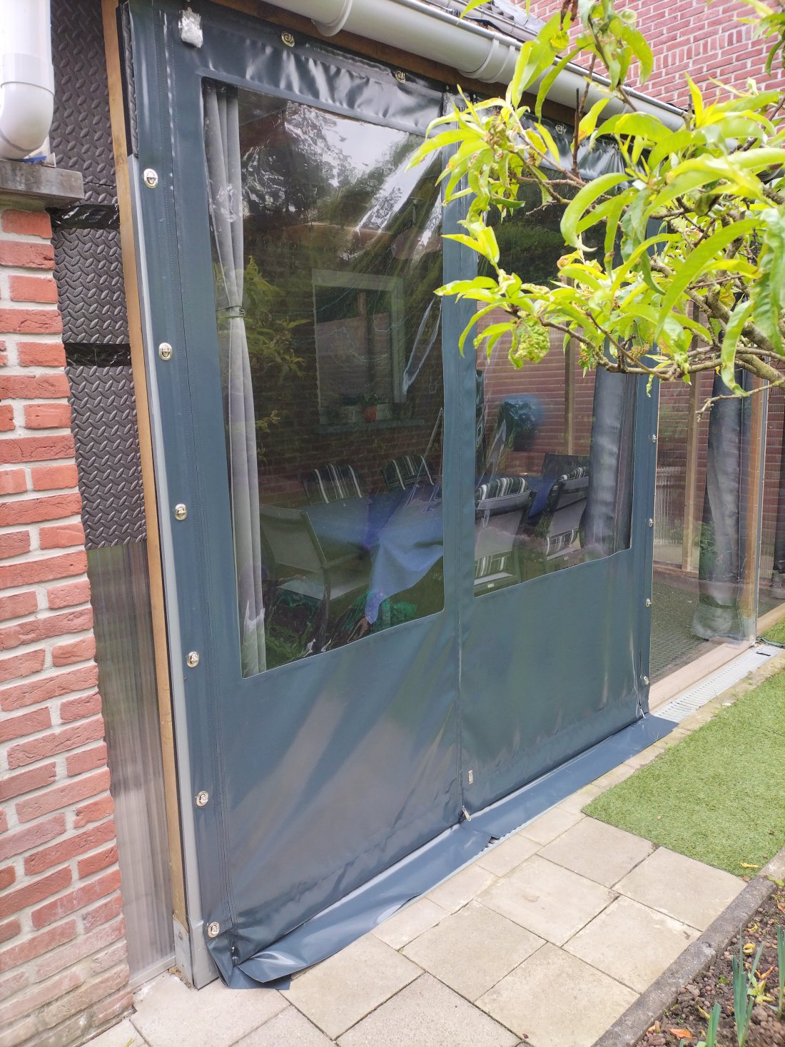 Tourniquettes waarmee het verandazeil is bevestigd