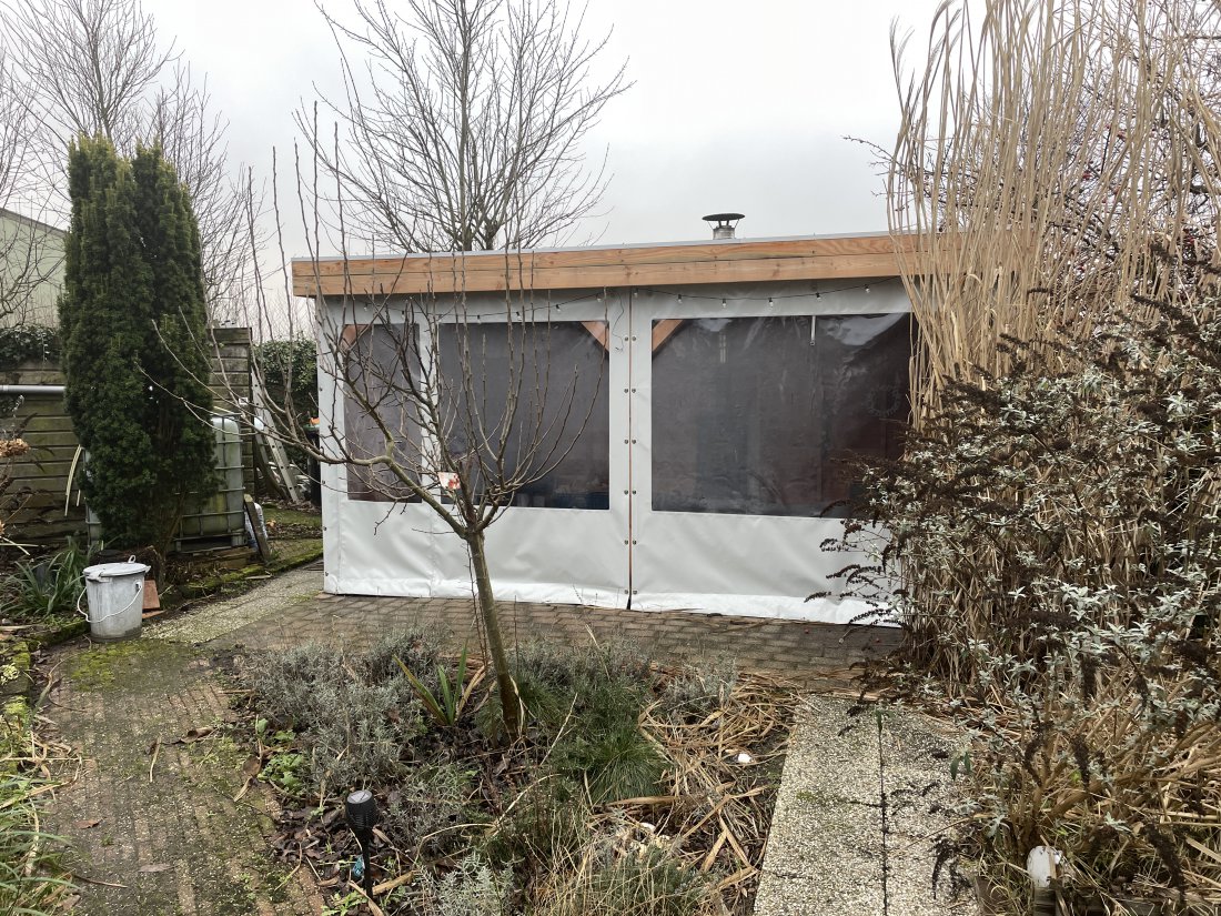 Veranda met oprolbare verandazeilen