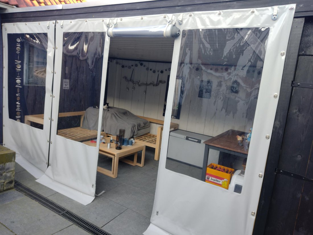 Verandazeil met transparante panelen en doorgang