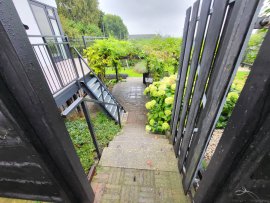 Leuning op maat in een tuin