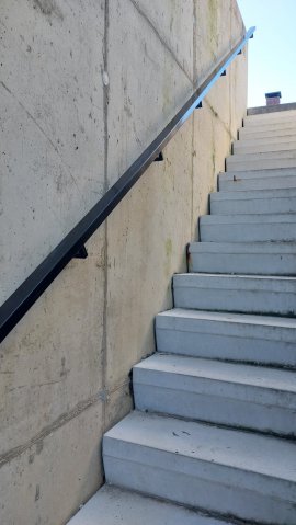 Strakke trapleuning langs trap