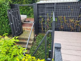 Leuning RAL7021 in een tuin
