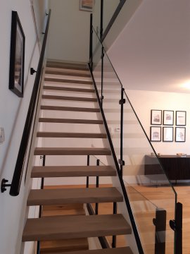 Ronde zwarte trapleuning