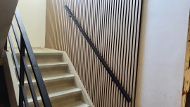 Strakke trapleuning in textuur coating