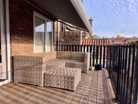 Terras met zwart alu hekwerk in RAL9011